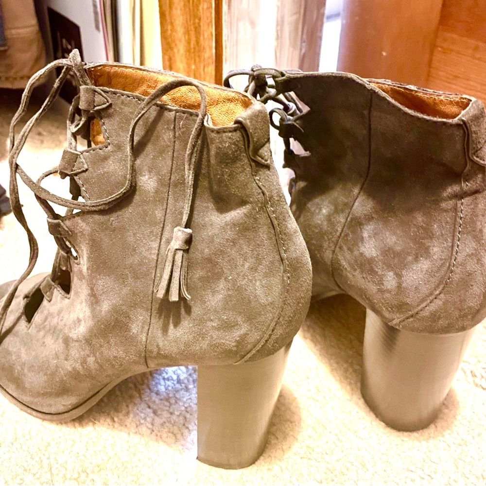 high heeled suede lace up sandals/pumps